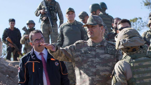 الجنرال التركي الذي يشرف على عملية ” غصن الزيتون ” يزور ” جبل برصايا ” بعد السيطرة عليه ( فيديو )