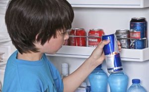 خبراء : مشروبات الطاقة تهدد حياة الأطفال و الشباب