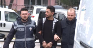 تركيا : سوري يقتل صديقه ” المخمور ” جراء نعته له بألفاظ نابية ( فيديو )
