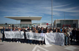 إعادة 40 مهاجراً غير شرعيين من إسبانيا بعد وفاة أحد رفاقهم في مركز احتجاز