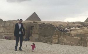 أطول رجل في العالم يصل إلى مصر