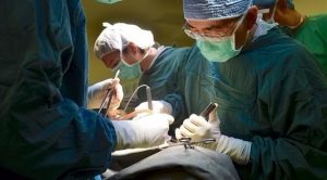 هونغ كونغ : طبيب يترك بطن المريض مفتوحاً 3 ساعات لارتباطه بعملية أخرى !
