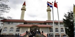 أسر تركية في هولندا تتلقى تهديدات بالقتل لارتيادها المساجد