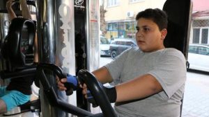 تركيا : طفل سوري يحصل على عضوية مجانية مدى الحياة في ناد رياضي بسبب ” صورة ” ( فيديو )
