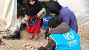 حلب : توزيع أحذية شتوية على آلاف الأطفال في مخيم بمدينة اعزاز ( فيديو )