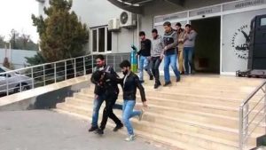 تركيا : القبض على 5 سوريين داخل منازلهم بعد سرقتهم أموالاً و أجهزة إلكترونية من محل تجاري ( فيديو )