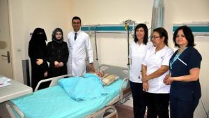 تركيا : نجاح عملية جراحية لطفلة سورية تعاني من تشوه في الجمجمة ( فيديو )