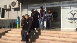 صحيفة تركية : القبض على 3 سوريات متهمات بسرقة نقود و مصاغ و هواتف محمولة من النساء في مركز للتسوق ( فيديو )
