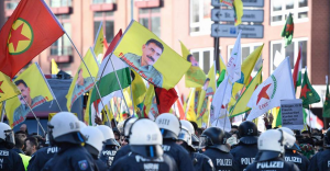 ألمانيا : تفريق مظاهرة كردية ضد تركيا بسبب حمل المتظاهرين لصور أوجلان و أعلام حزب العمال الكردستاني ( فيديو )