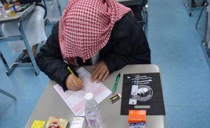 السعودية : طالب يفارق الحياة أثناء إجراءه امتحان في قاعة الاختبار