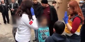والداهما كانا خارج المنزل .. إنقاذ طفلين سوريين من حريق نشب جراء عبثهما بـ ” القداحة ” ( فيديو )