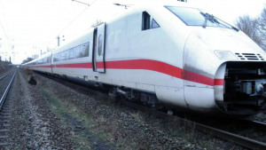 ألمانيا : مجهولون يضعون ألواحاً من الخرسانة على قضبان قطار سريع و يتسببون بضرر بالغ