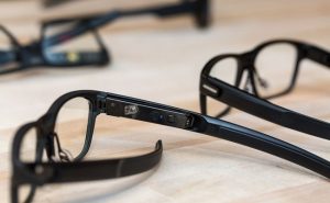 ” إنتل ” تحاول ابتكار نظارات ذكية تعتمد على توجيه إشعاع الليزر إلى شبكية العين