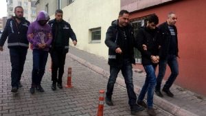 تركيا : اعتقال سوريين متهمين ببيع قطع ذهبية و ” مجسمات يهودية ” مزيفة ! ( فيديو )