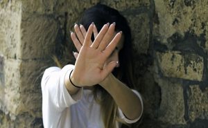 إيقاف رئيس قناة مصرية هدد صحافية بـ ” الاغتصاب ” ! ( فيديو )