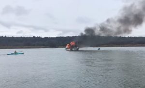 أمريكا : امرأة على قارب صغير تنقذ رجلاً من زورقه المحترق ( فيديو )