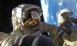 رقم قياسي .. رائدا فضاء روسيين يبقيان أكثر من 8 ساعات في الفضاء المفتوح ( فيديو )