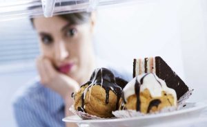 دراسة : لا فرق فعلي بين تقليص السكريات أو الدهون على التنحيف