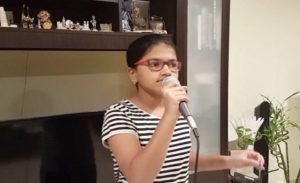 طفلة هندية تدخل ” موسوعة غينيس ” بعدما غنت بأكثر من 100 لغة ( فيديو )