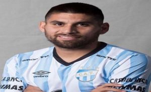 لاعب أرجنتيني يعتزل كرة القدم لإنقاذ أخيه المصاب بالسرطان