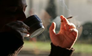 أطباء : سيجارة مع فنجان قهوة في الصباح يسببان كارثة صحية