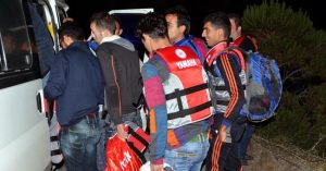 تركيا : ضبط عشرات اللاجئين السوريين خلال محاولتهم الوصول إلى اليونان ( فيديو )