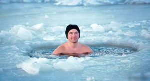 باحثون : السباحة في الماء البارد بديل جيد لمسكنات الألم