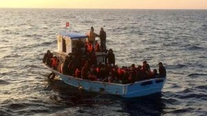 تركيا : إنقاذ عشرات السوريين الذين انطلقوا من مرسين إلى أوروبا بعد أن تعطلت سفينتهم وسط البحر ( فيديو )