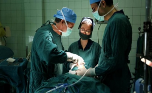 أطباء : أدوات الجراحة تنقل مرض ” الزهايمر “