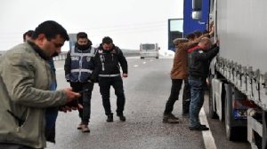 حظ عاثر أدى إلى اكتشاف أمرهم .. تركيا : ضبط لاجئين سوريين مختبئين داخل شاحنة متجهة إلى أوروبا ( فيديو )