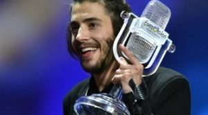 مغني برتغالي فائز بمسابقة ” يوروفيغن ” يخسر صوته بسبب عملية جراحية