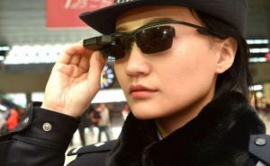 الشرطة الصينية تزود أفرادها بنظارات للتعرف على الوجوه