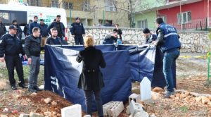 تركيا : السلطات تأمر بفتح قبر طفل سوري و اعتقال والده بعد دفنه دون الحصول على ” تقرير وفاة و إذن دفن ” ( فيديو )