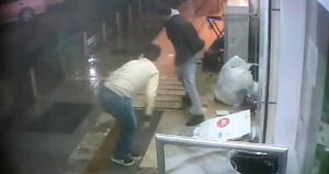في تركيا : زبون يطعن عاملاً في محل حلويات لأنه لم يرحب به بالقول ” تفضل سيدي ” ! ( فيديو )
