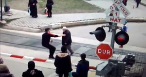 تركيا : مقطع مصور لإنقاذ مسن قبل أن يدهسه قطار بلحظات ينتشر على نحو واسع ( فيديو )
