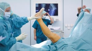 دراسة : جراحة الركبة بلا جدوى للمرضى عند سن 65 عاماً