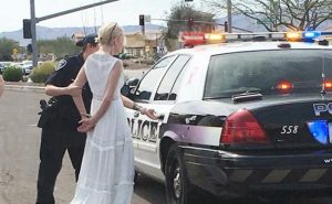 عروس أميركية منحوسة تزفها الشرطة إلى السجن !