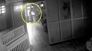 لحظة ظهور شبح امرأة على متن سفينة أثرية بريطانية ( فيديو )