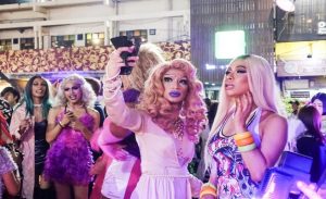الوصيفة تدفع الفائزة بلقب ” ملكة جمال المتحولين جنسياً ” من على المسرح بعد إعلان النتيجة ( فيديو )