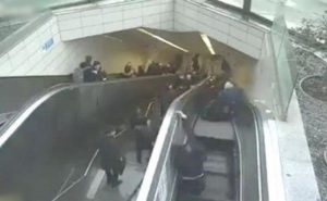 سلم متحرك يبتلع رجلاً داخل محطة قطارات في تركيا ( فيديو )