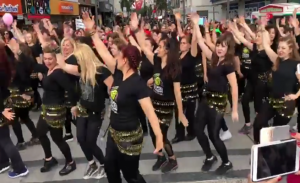 فتيات تركيات يرقصن في شوارع أزمير على أنغام أغنية ” بشرة خير ” ( فيديو )