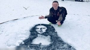 رسام ويلزي يستعمل الثلوج الكثيفة كأرضية للوحات فنية مبدعة