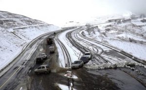 رياح مصحوبة بالثلوج تقتلع الأشجار و تقطع الطرق في الجزائر