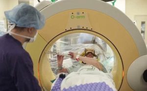امرأة أمريكية تعزف على الناي أثناء عملية جراحية في دماغها ! ( فيديو )