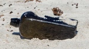 أسترالية تعثر على رسالة عمرها 132 عاماً في زجاجة على الشاطئ