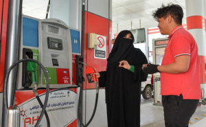مرفت بخاري .. أول امرأة سعودية تعمل في محطة بنزين