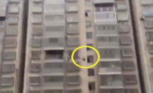 فتاة صينية تسقط من الطابق الرابع عشر .. و تنجو ! ( فيديو )