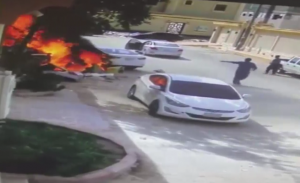 شاب سعودي ينقذ بسيارته سيارة أخرى من حريق ( فيديو )