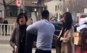 رجل صيني يتعرض للضرب على يد زوجته و عشيقته في الشارع