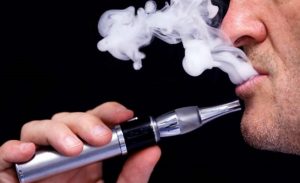 باحثون : السجائر الإلكترونية تسبب الالتهاب الرئوي